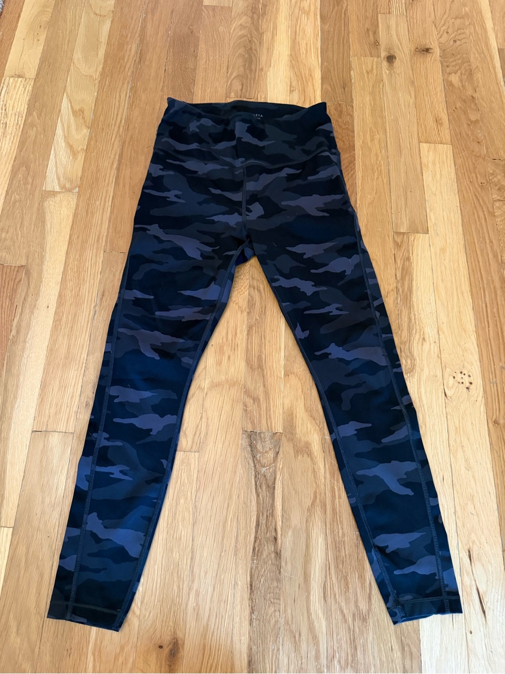 Athleta Camo High-Rise Leggings 7/8 length. Stash pockets.